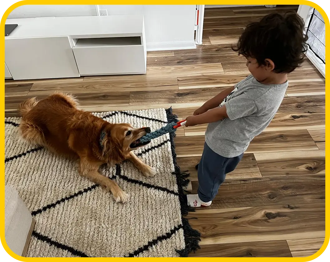 Niño con caja de Huellitas